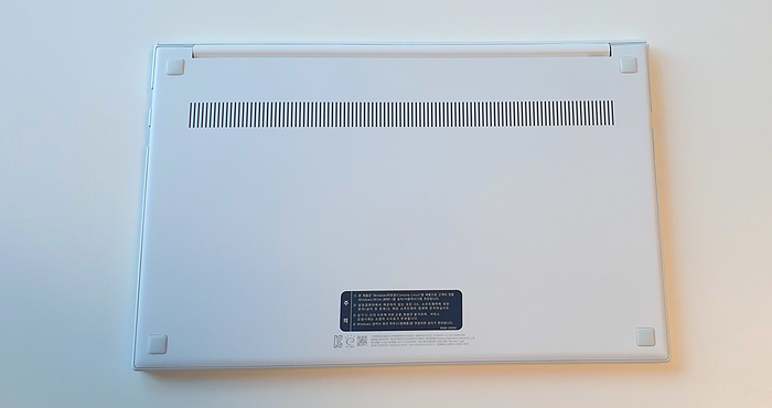 뒷면은 열배출구가 있습니다.