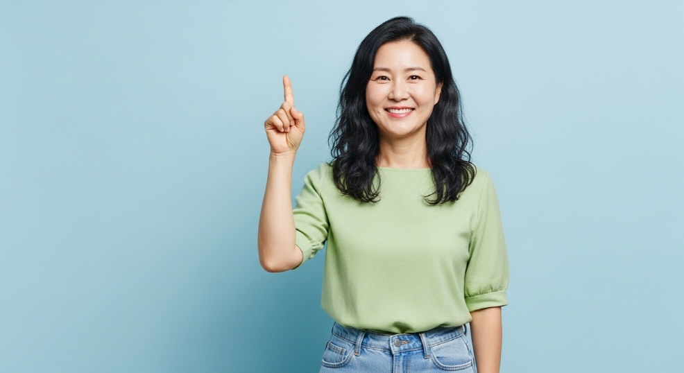 밝은 미소로 손가락을 드는 여성