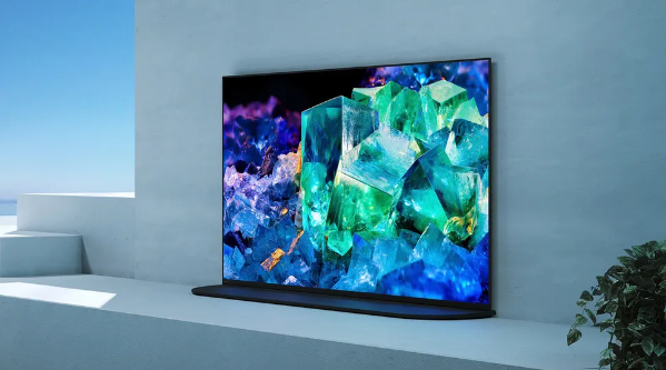 밝은 조명이 있는 실내의 소니 A95 QD-OLED