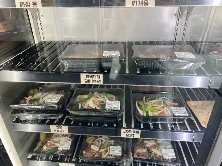 양념돼지갈비-고추장불고기-양념소불고기-진열장