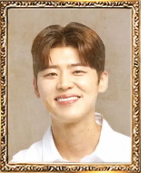 미스터트롯2-
금빛액자안 흰색 셔츠 입고 환하게 웃고있는 박지현