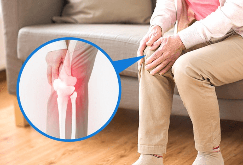 무릎-관절-통증-부위를-의자에-앉아서-손으로-붙잡고-있는-중년