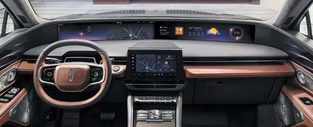 링컨의 신형 노틸러스. 대시보드 전체에 48인치짜리 디스플레이(화면)가 탑재됐다.