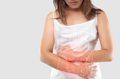 배가 불편한 여성