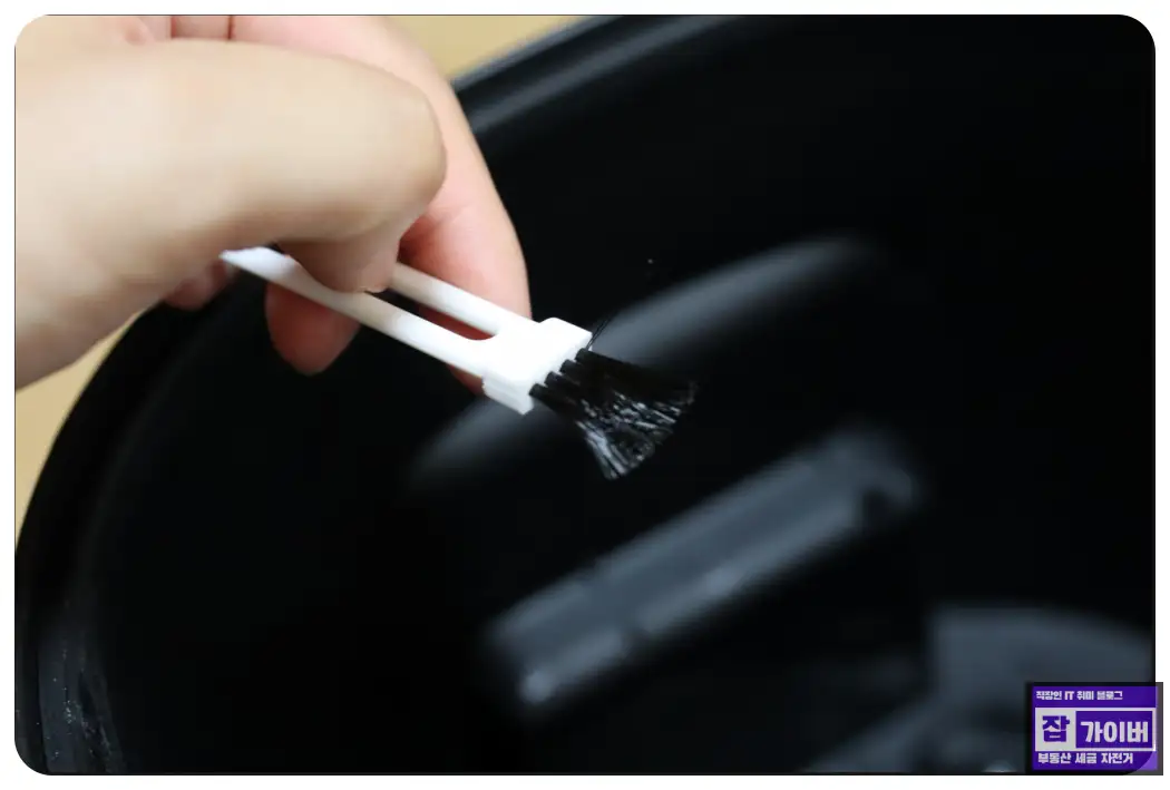 가습기 물때를 스펀지로 닦아내는 모습