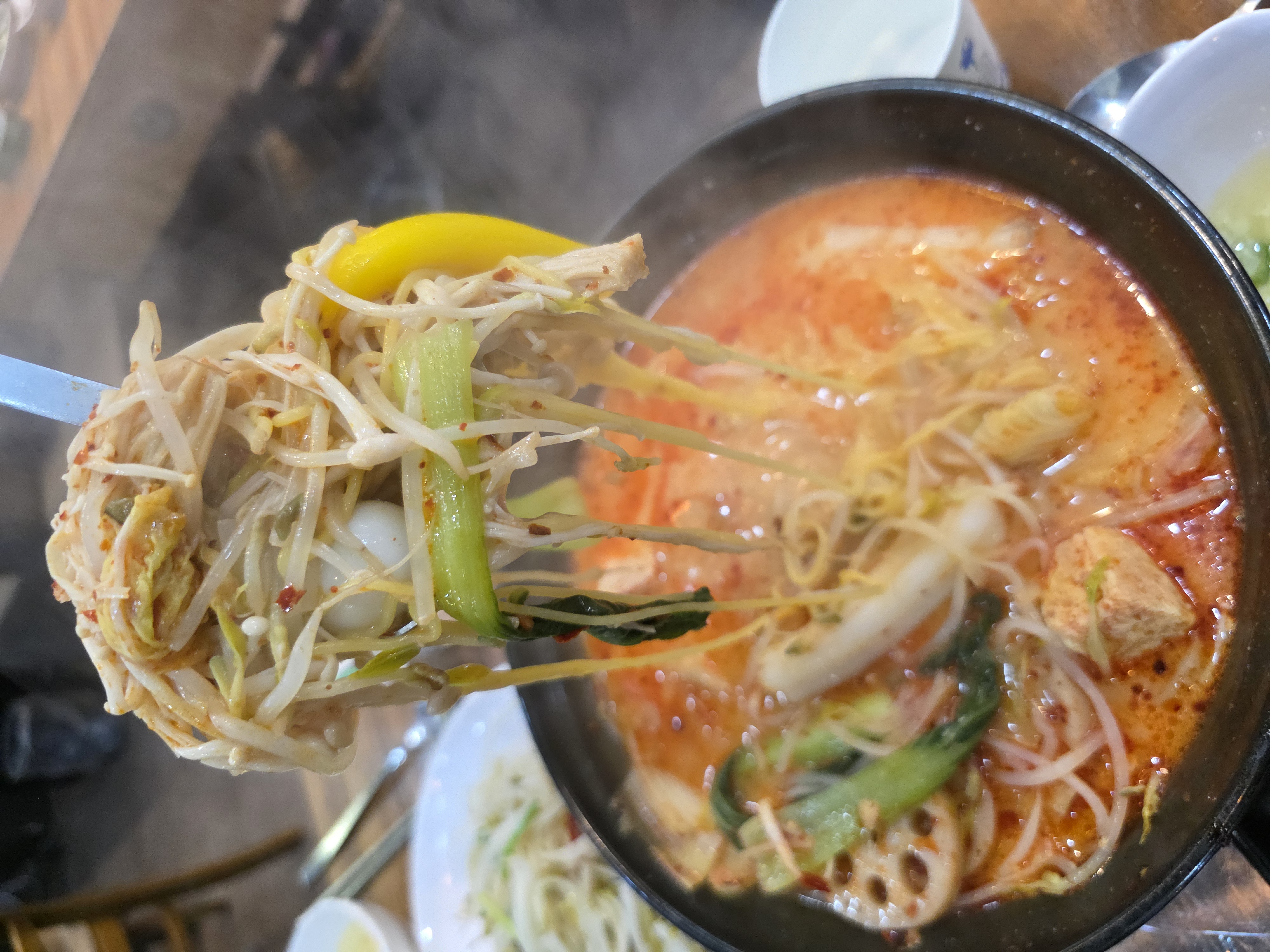 마라탕에서 숙주와 채소를 국자로 건져 올린 모습