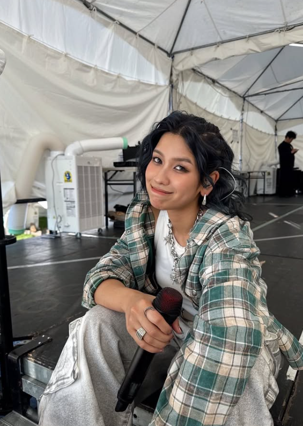 Leina 恋に落ちるのは簡単で