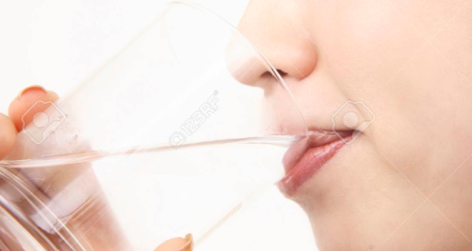 물 마시고 있는 여성