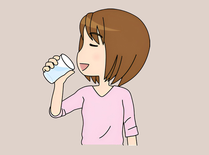 수분을-섭취하는-여성