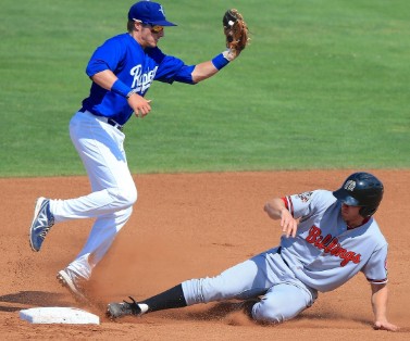 야구 슬라이딩 사진