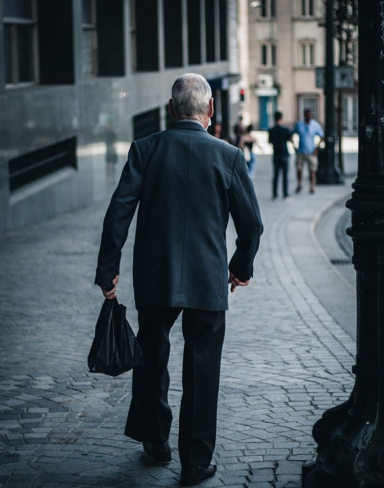 도시 거리를 걸어가는 시니어 남성의 뒷모습 - 은퇴 후 사회적 역할 변화와 일상의 변화를 나타내는 이미지 via pixabay