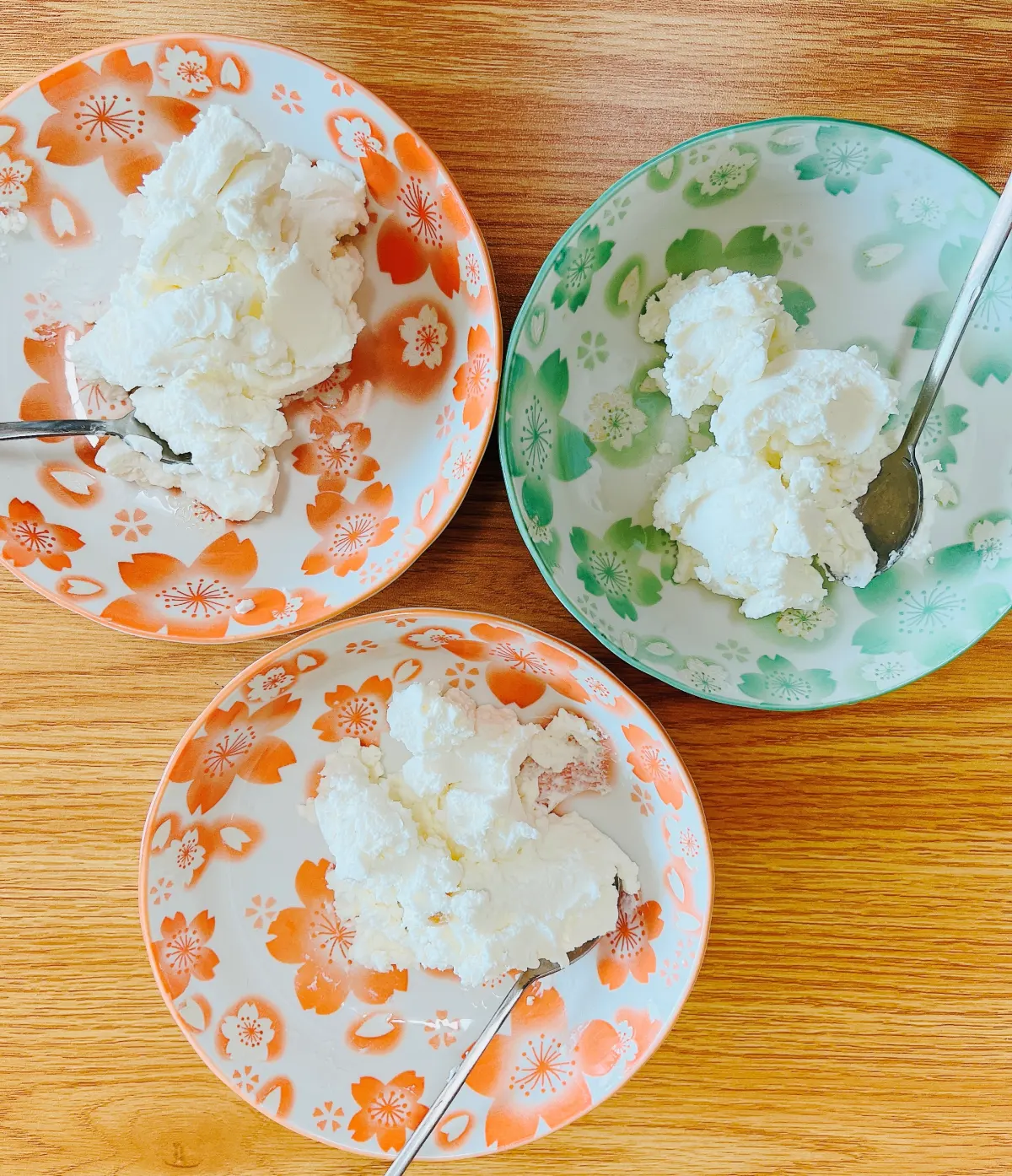 수제 그릭요거트를 예쁜 접시에 담은 사진