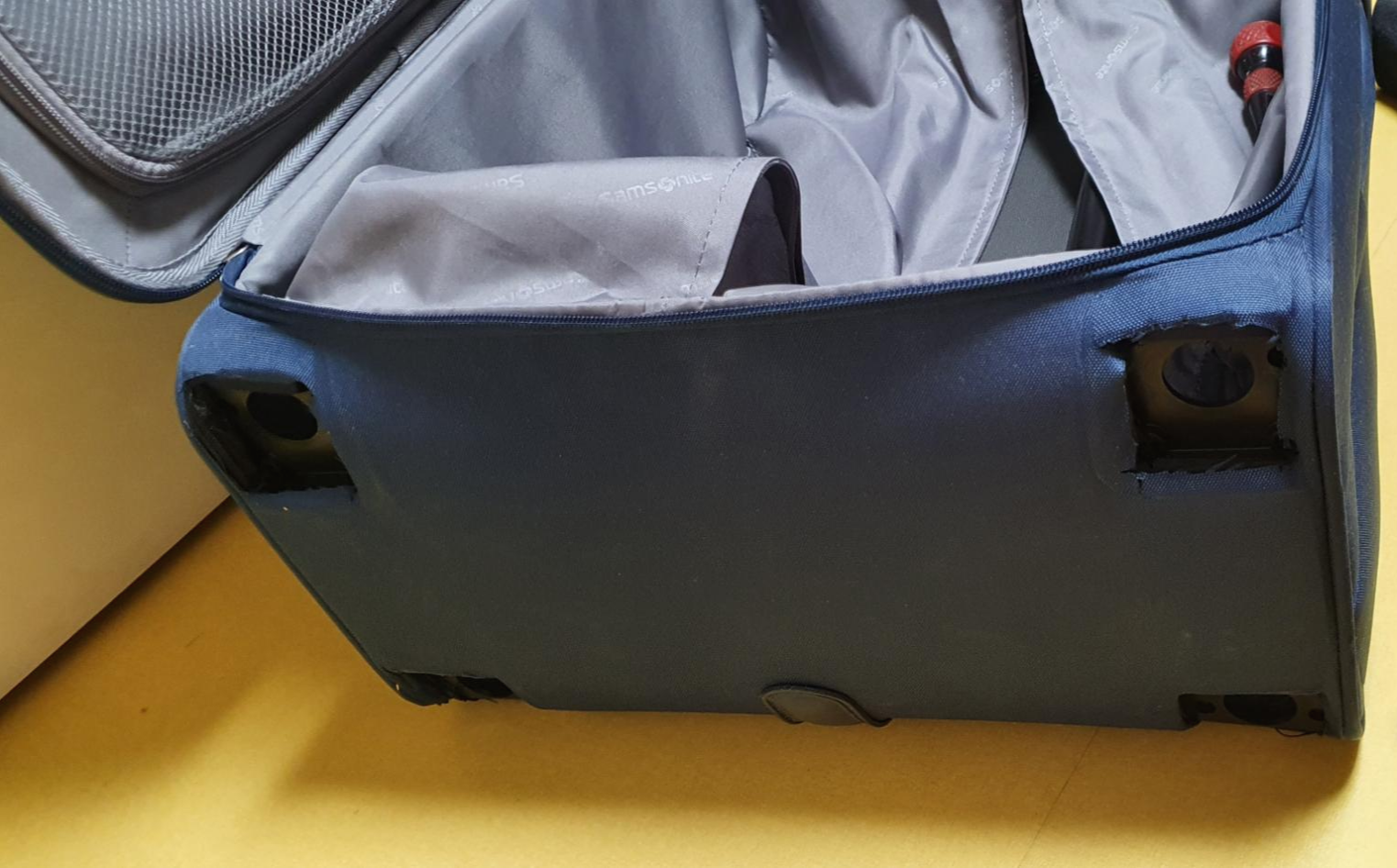 샘소나이트 캐리어 바퀴 4개를 다떼어냈다!