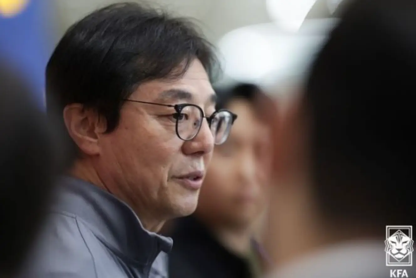 파리-회색쟈켓을 입고 안경을 쓴 황선홍감독 옆모습