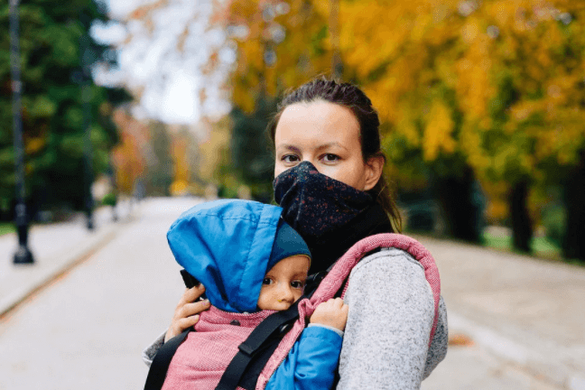 아이가있는-마스크를-쓴여인의사진