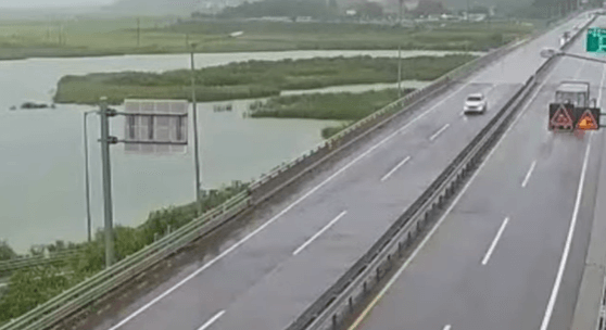 비오는 날 실시간 도로 cctv에 찍힌 장면