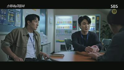 어머니의 이야기를 듣고 있는 경찰 김래원과 그의 동료 사진입니다.