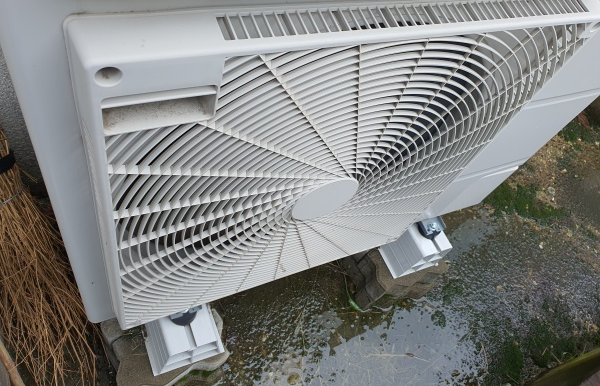 바닥에-설치가된-에어컨-실외기