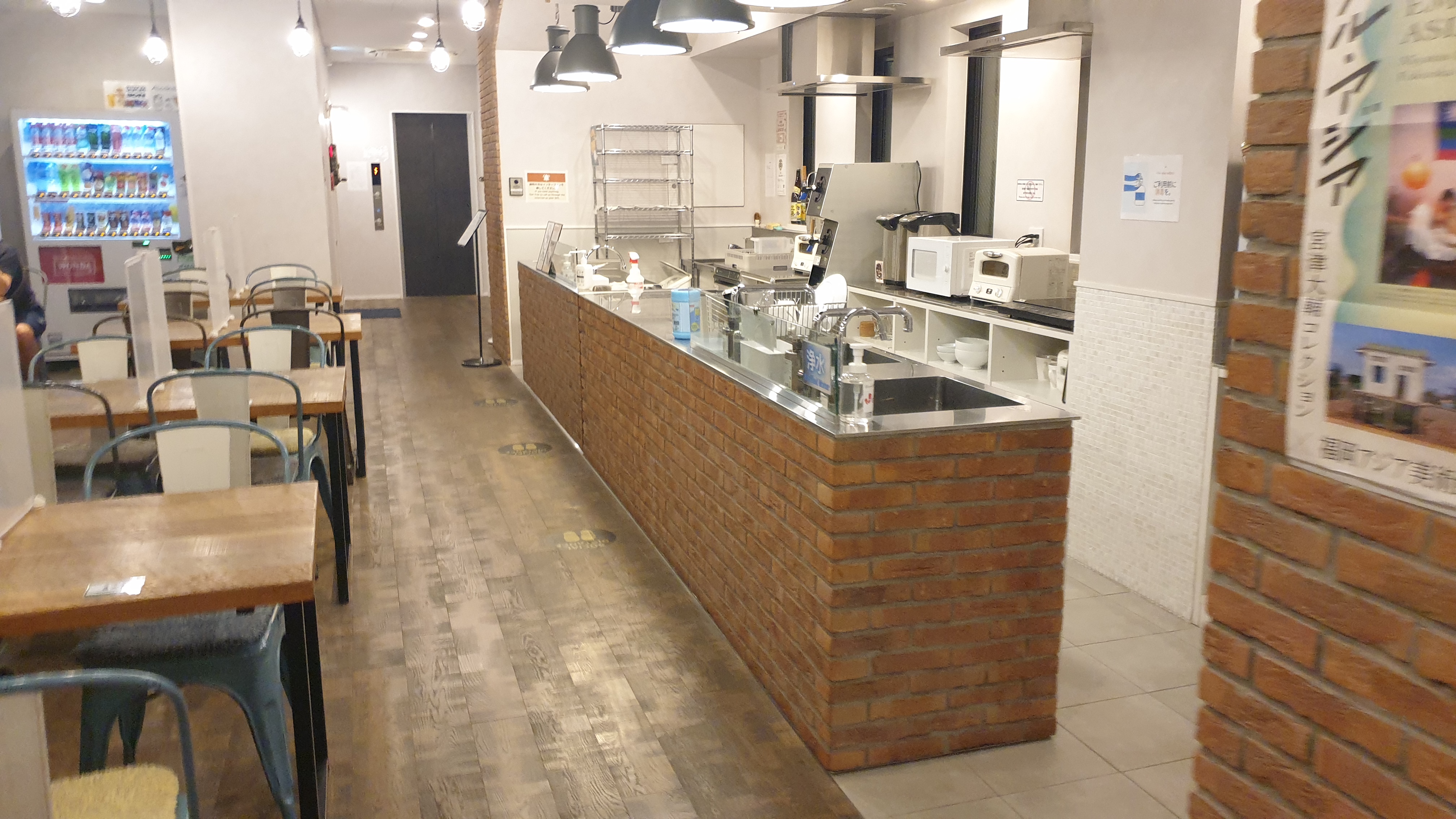 위베이스 하카타 게스트하우스 9층 라운지의 모습