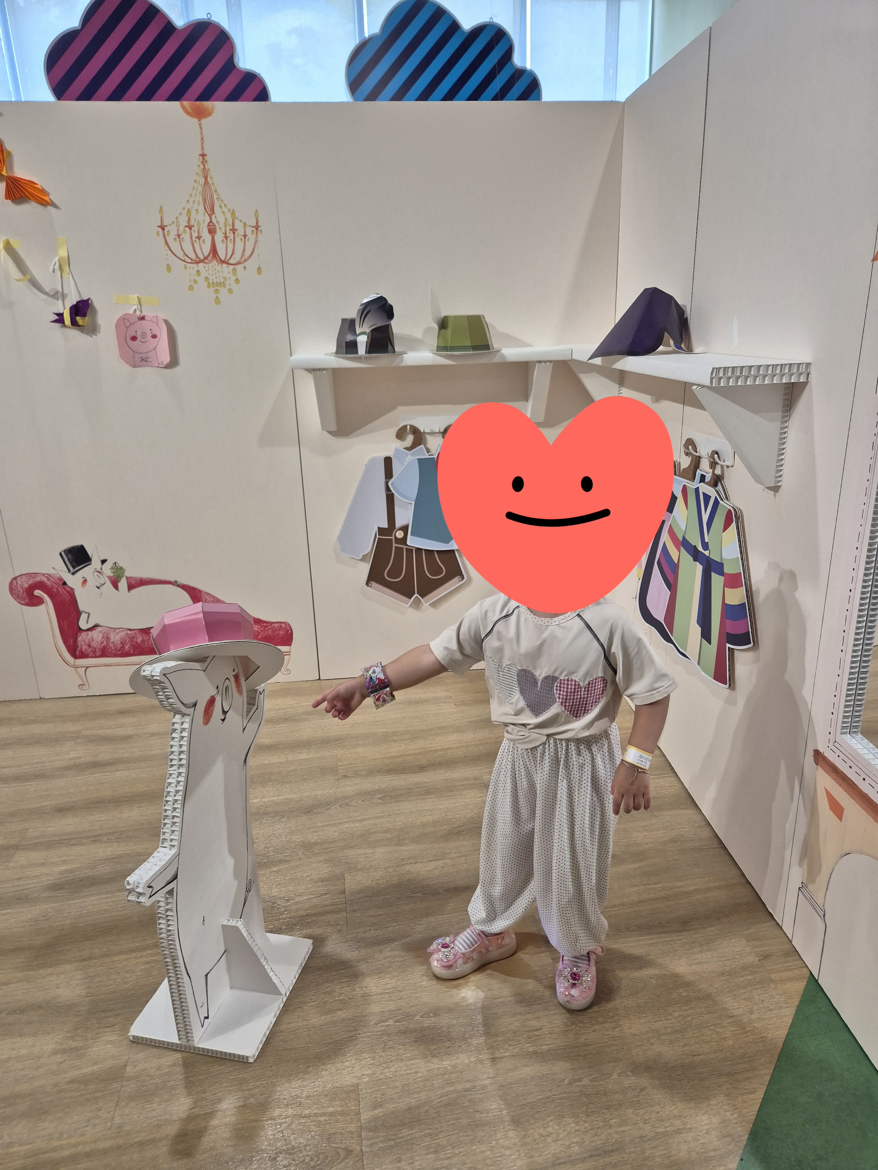동요 참 좋은 말 박자에 맞춰 색깔 패드를 두드리는 아이