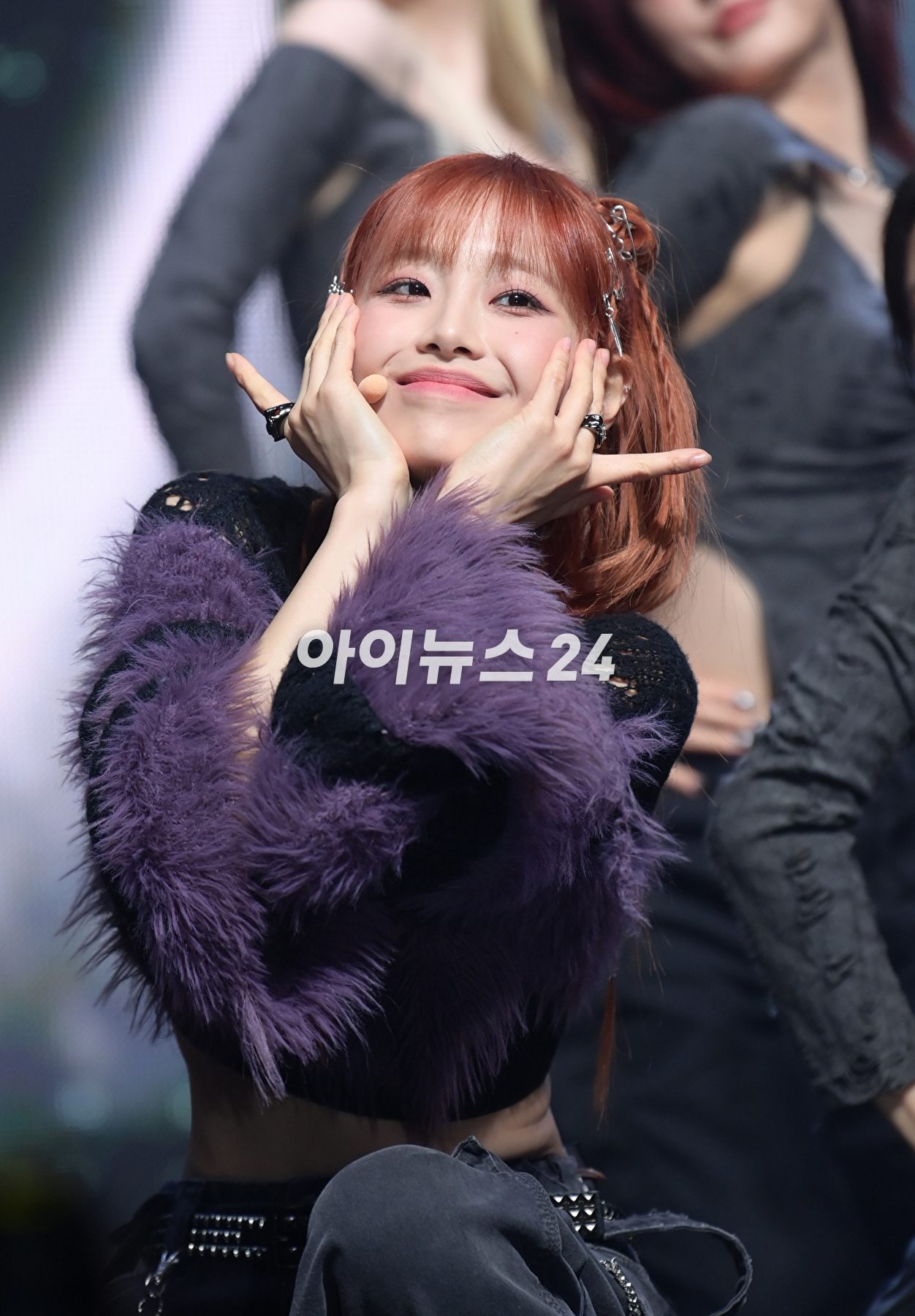 가수 츄가 18일 오후 서울 광진구 예스24라이브홀에서 열린 츄(CHUU) 첫 번째 미니앨범 '하울' 발매 기념 쇼케이스에서 타이틀곡 '하울' 무대를 선보이고 있다. [사진=정소희 기자]