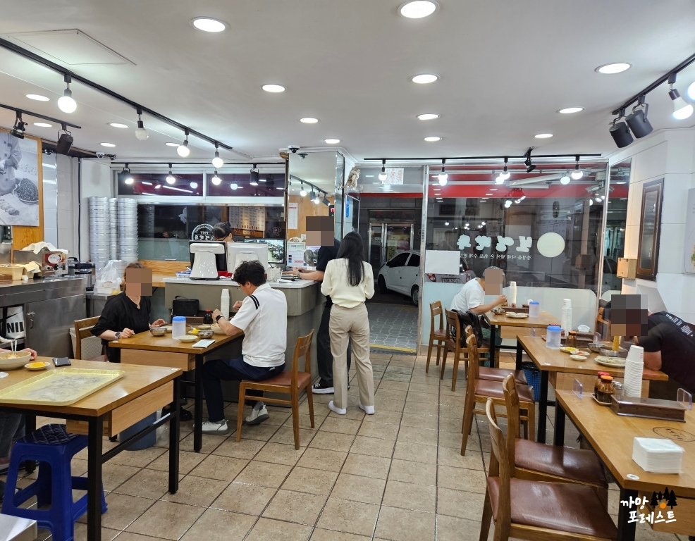 보영만두 매장 내부