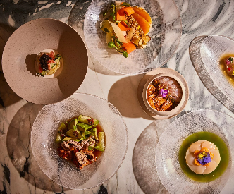 셰프 Brian Kim이 이끄는 오이지 모던 한식 레스토랑으로, 한국 전통 맛을 현대적으로 재해석해 뉴욕의 감각으로 풀어낸 곳입니다.