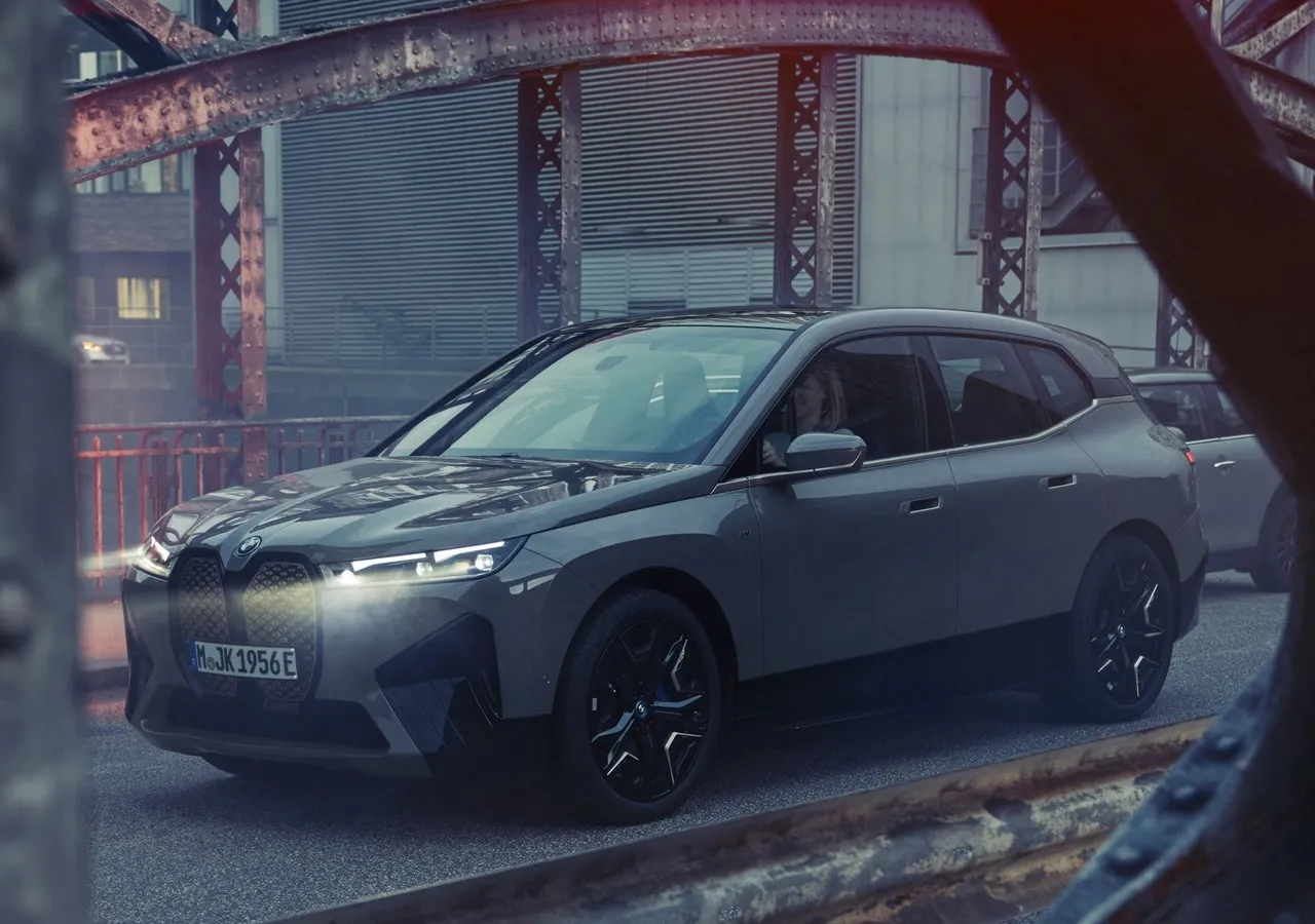 BMW IX M60 차량 이미지