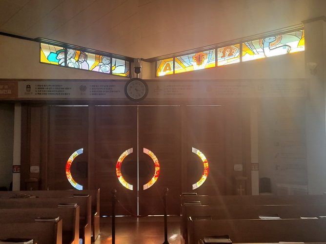 청평성당 출입구, 스테인드글라스