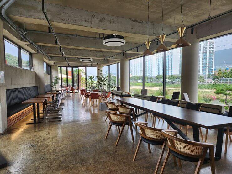 대니얼더카페-1층