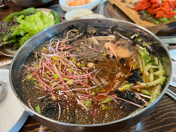 원형-그릇에-담긴-면과-채소