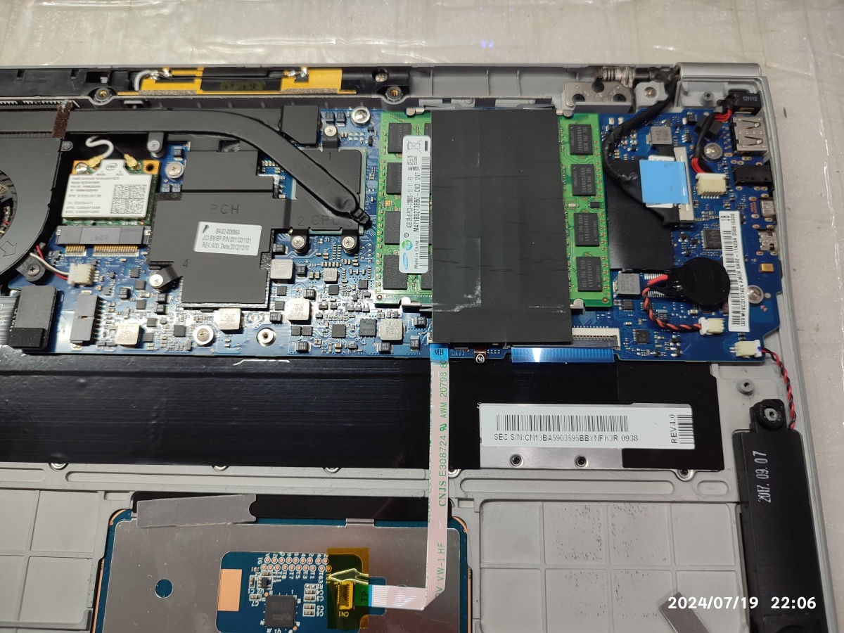 메모리 슬롯이 2개 있습니다.