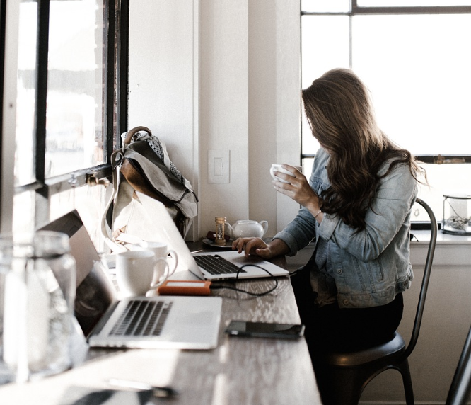 사무실 필수템부터 루틴까지! MZ세대의 일잘러 습관 7가지