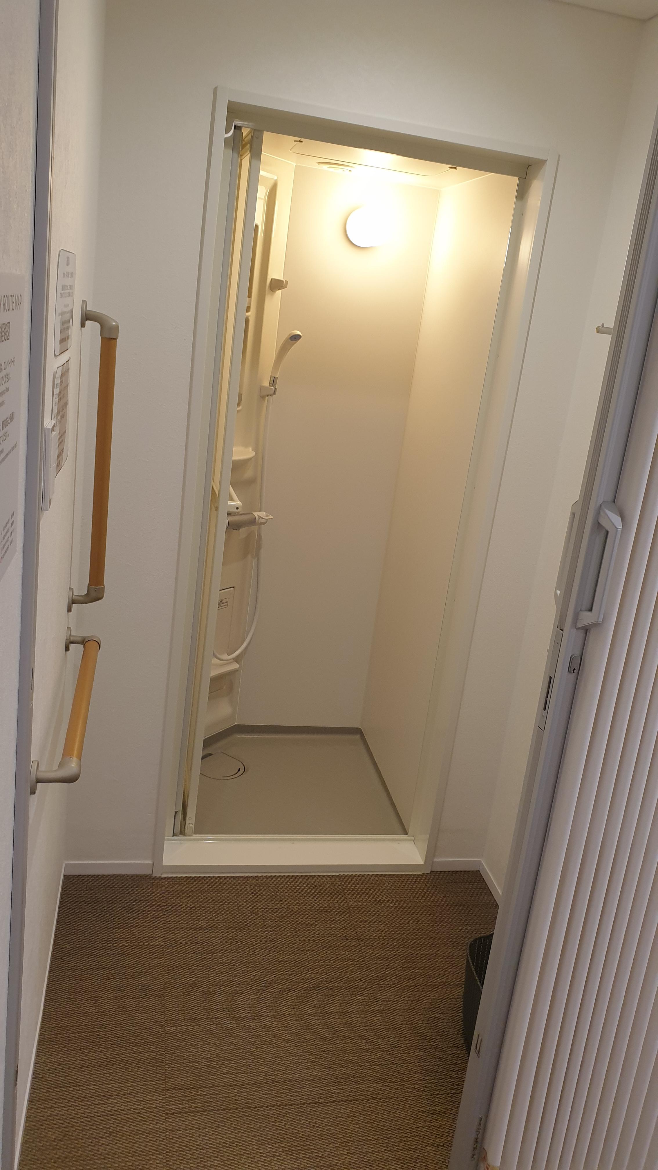 위베이스 하카타 게스트하우스 샤워실 이미지