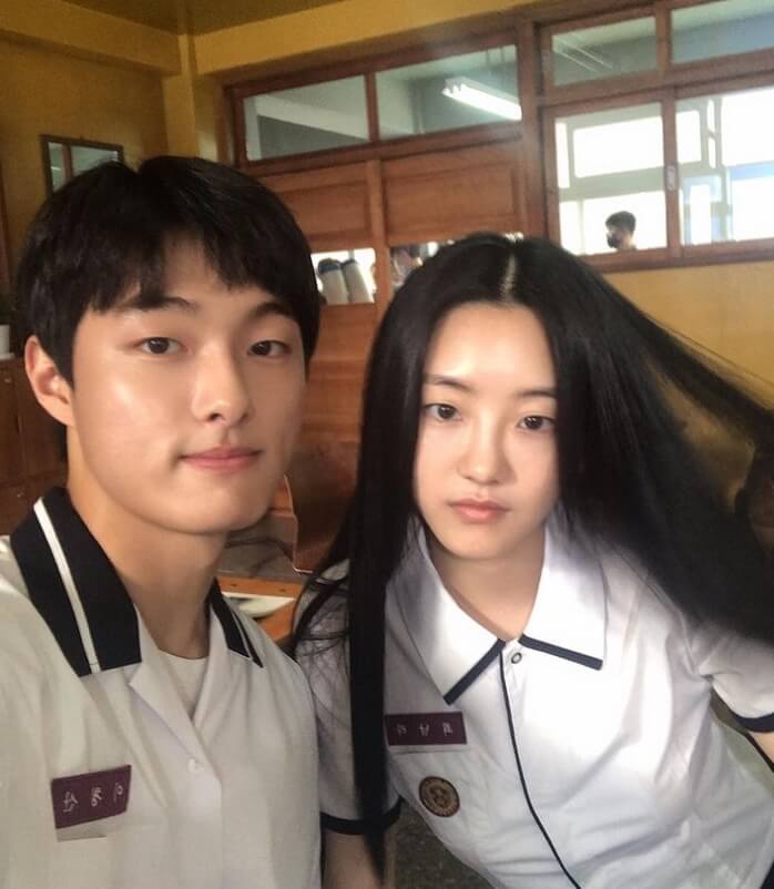 실내에있는-남성과여성의모습