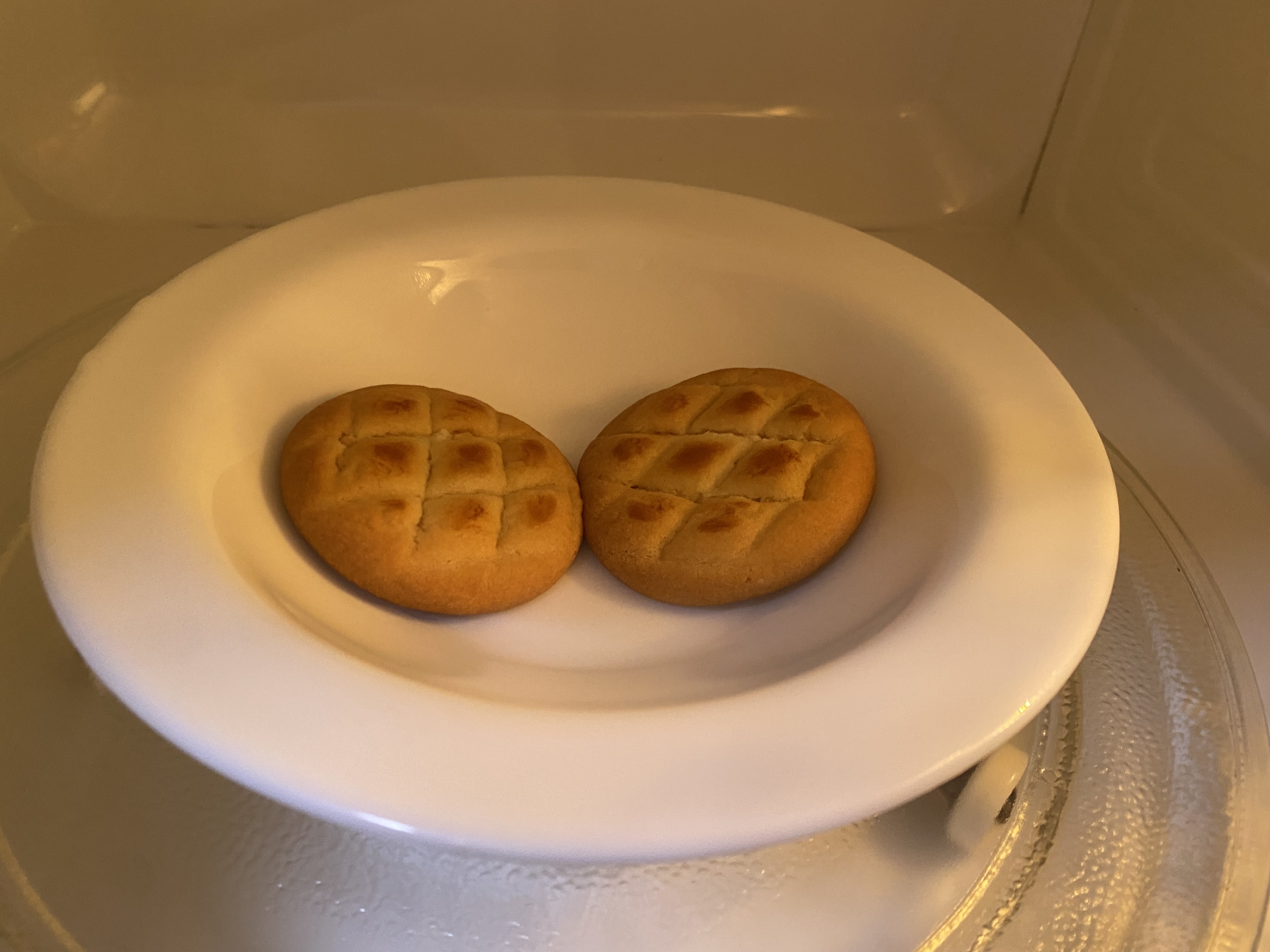 롯데 마가렛트 오리지널 전자렌지에 돌리는 사진입니다.