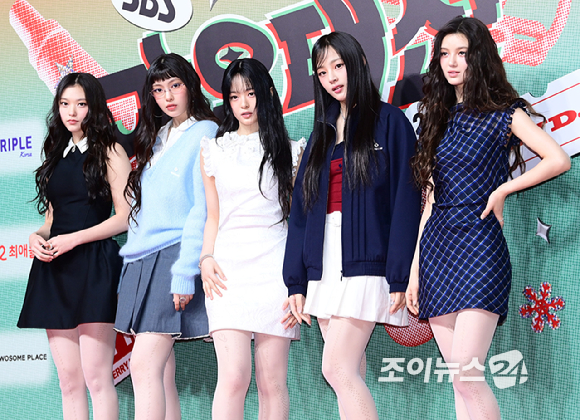 그룹 NewJeans(뉴진스)가 25일 오후 인천광역시 중구 운서동 인스파이어 아레나에서 열린 SBS 가요대전 레드카펫 행사에 참석하고 있다.