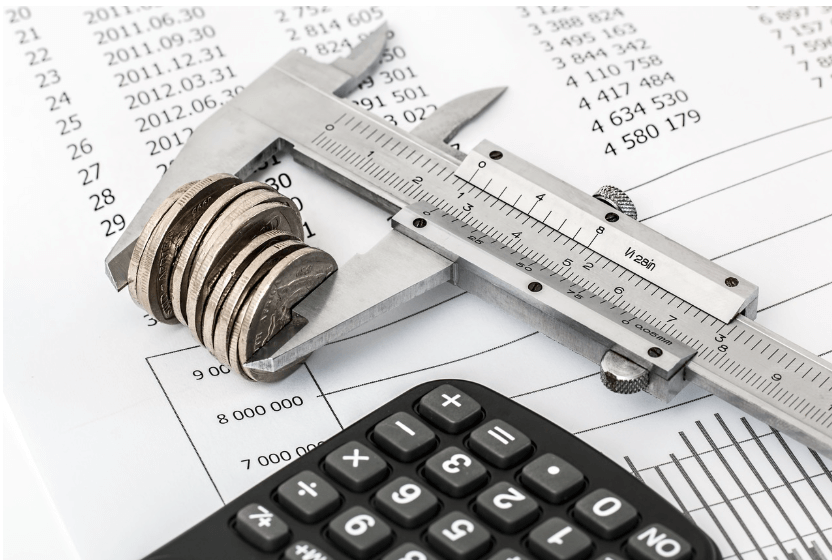 서류 위의 동전들