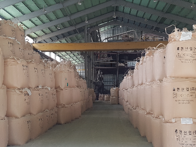규사를 톤백 자루에 담에 보관한 창고