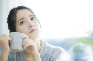 커피를 마시는 여성