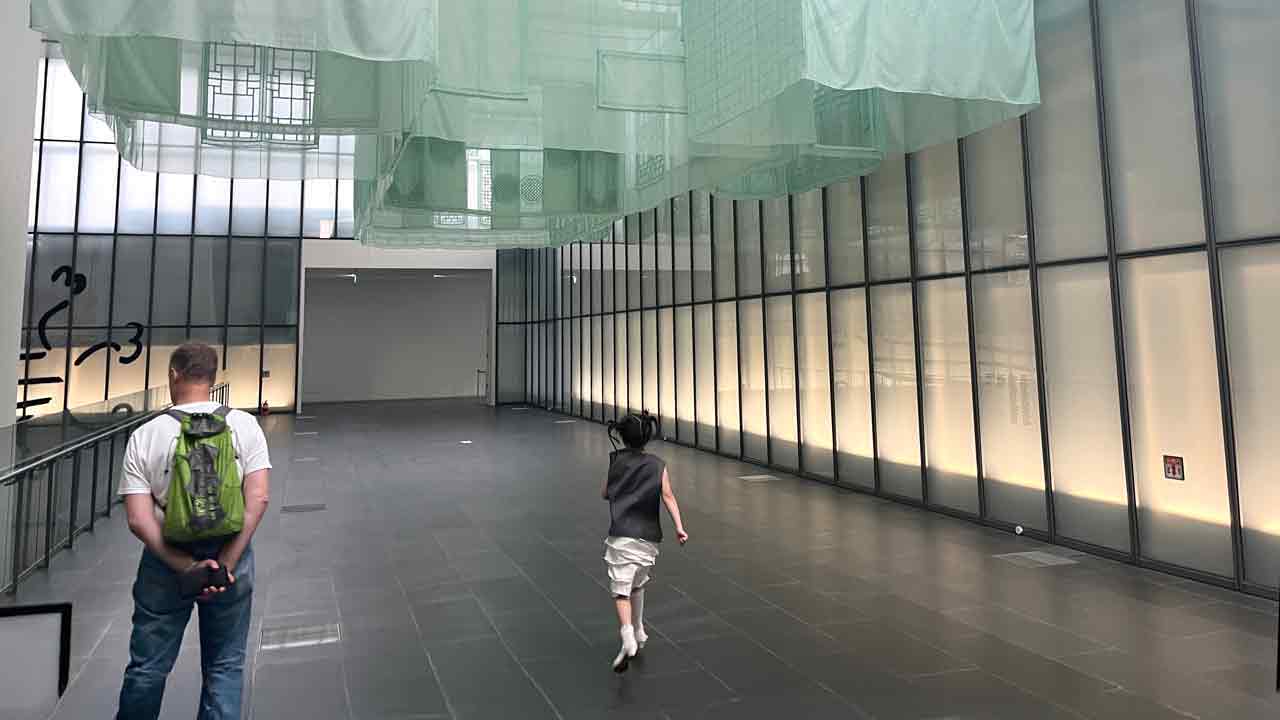 국립현대미술관 서울 서도호 대규모 개인전에 입장하는 모습
