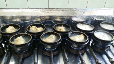 준비하고 있는 삼계탕 