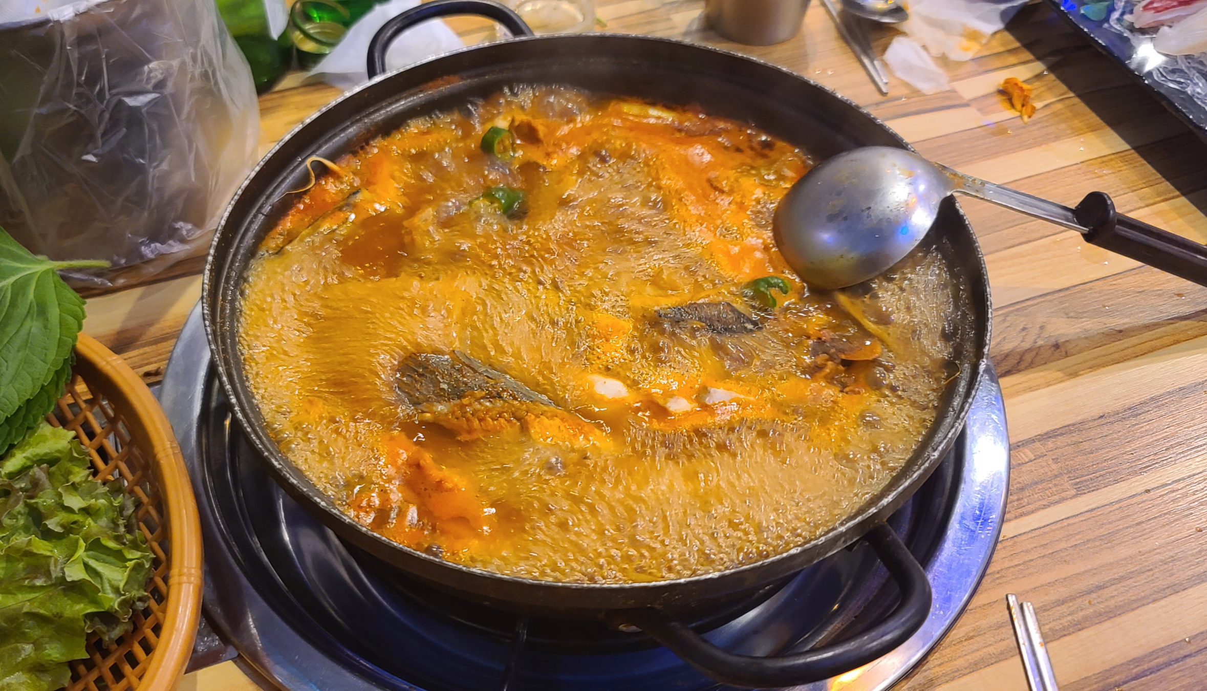 낚시꾼 김춘복의 도시어부 송도점 인천맛집 송도맛집 외부 활어회전문점 내부 수산문제작소 두툼한 활어회 해산물모듬 매운탕