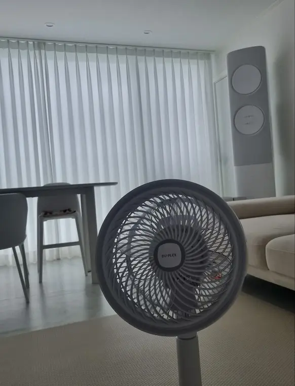 실제 거실에서 에어컨과 선풍기 또는 서큘레이터가 함께 보이는 모습