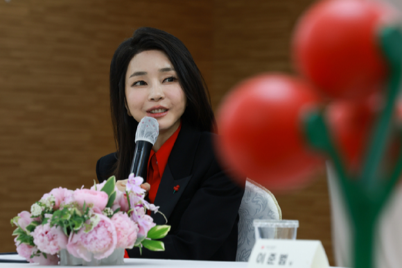 윤석열 대통령 부인 김건희 여사가 11일 서울 중구 사랑의열매 회관에서 열린 사회복지공동모금회 명예회장 추대식을 마친 후 나눔실천 기부자 간담회를 하고 있다. [사진=대통령실]