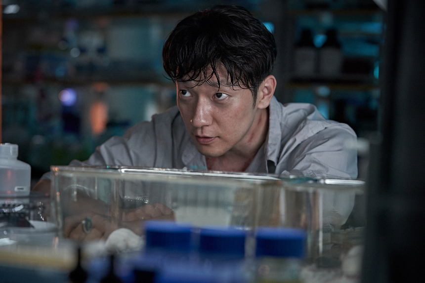 2025 영화 '바이러스' 리뷰 : 감염되면 사랑에 빠지는 독특한 로맨스