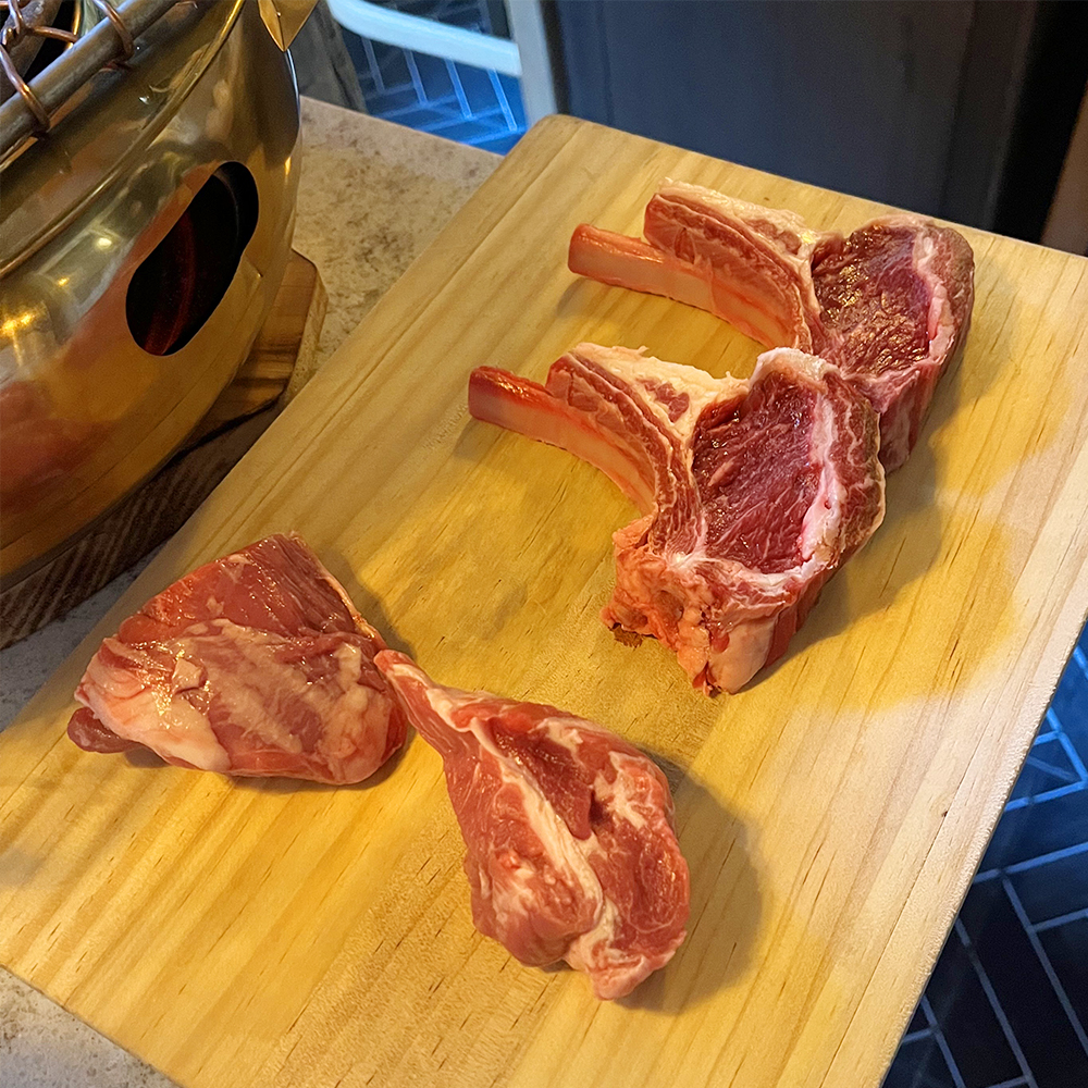 도마-위에-프랜치-랙&#44;-양등심이-놓여있습니다.(1)