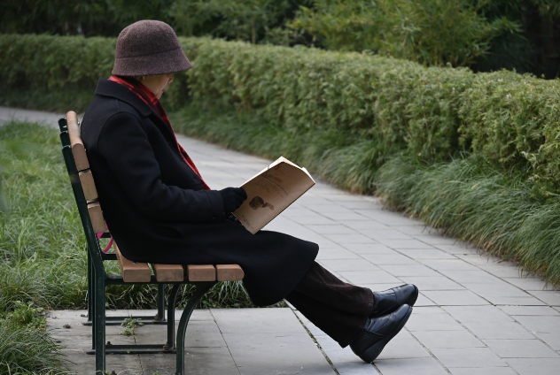 초고령화 사회에서의 평생교육: 100세 시대에 필요한 배움은?