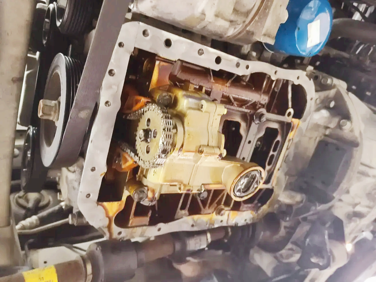 엔진오일팬 탈거 후 엔진 내부 모습