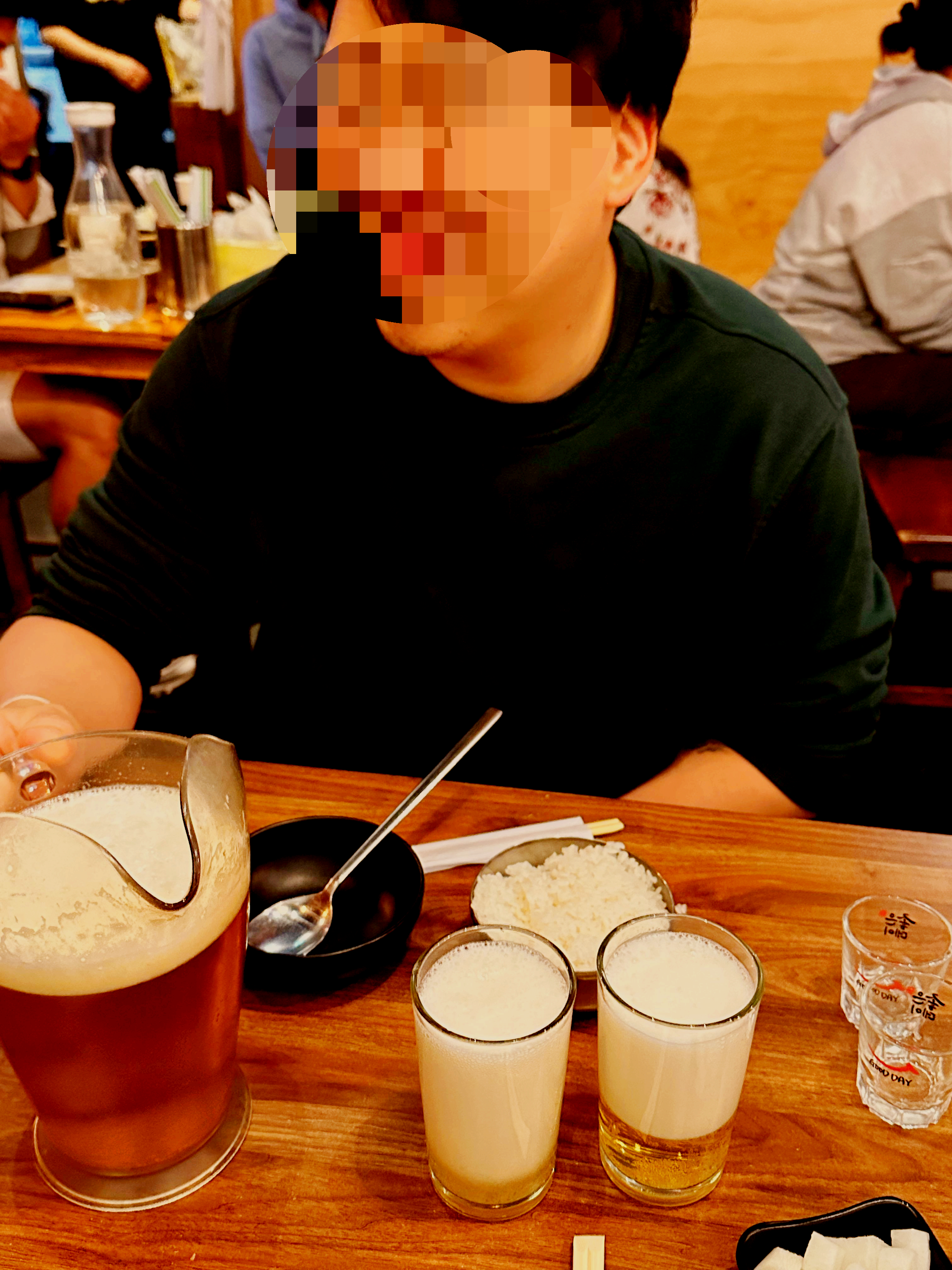 멜버른 한식당 테이블에 놓인 맥주와 반찬 세팅